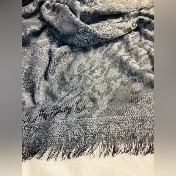 Pashmina patterned in black and gray animal print with Fringe New - Picture 4 of 6